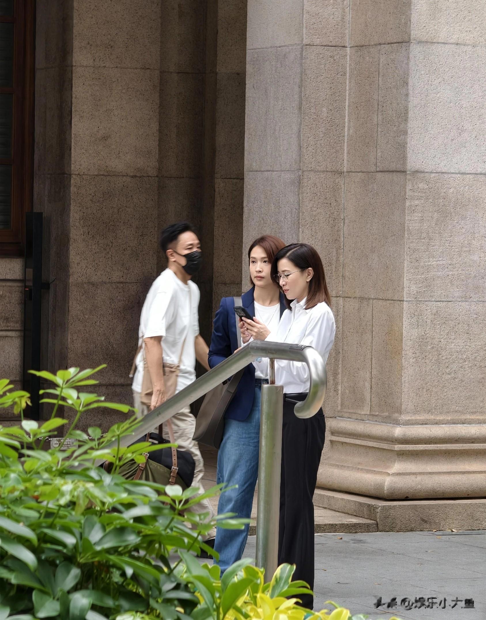 佘诗曼香港拍戏被偶遇，穿黑色西服戴着眼镜干练又气质，本人好美
