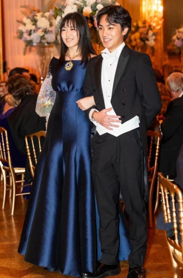 张艺谋44岁老婆陈婷现身!穿黑皮衣身材苗条像贵妇,年轻的像34岁