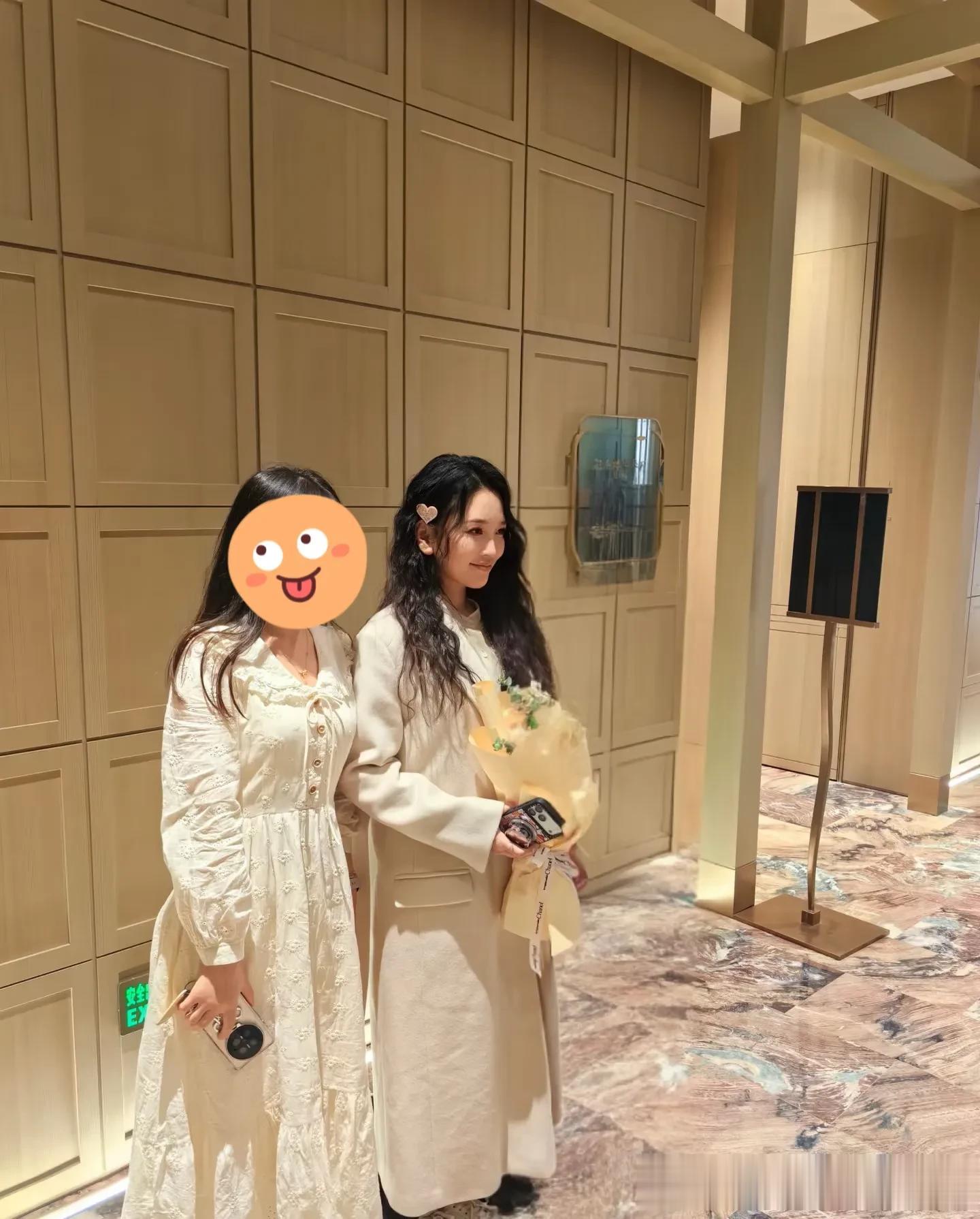 网友晒金莎偶遇照，金莎一头卷发看着像二三十岁，本人很瘦没怀孕