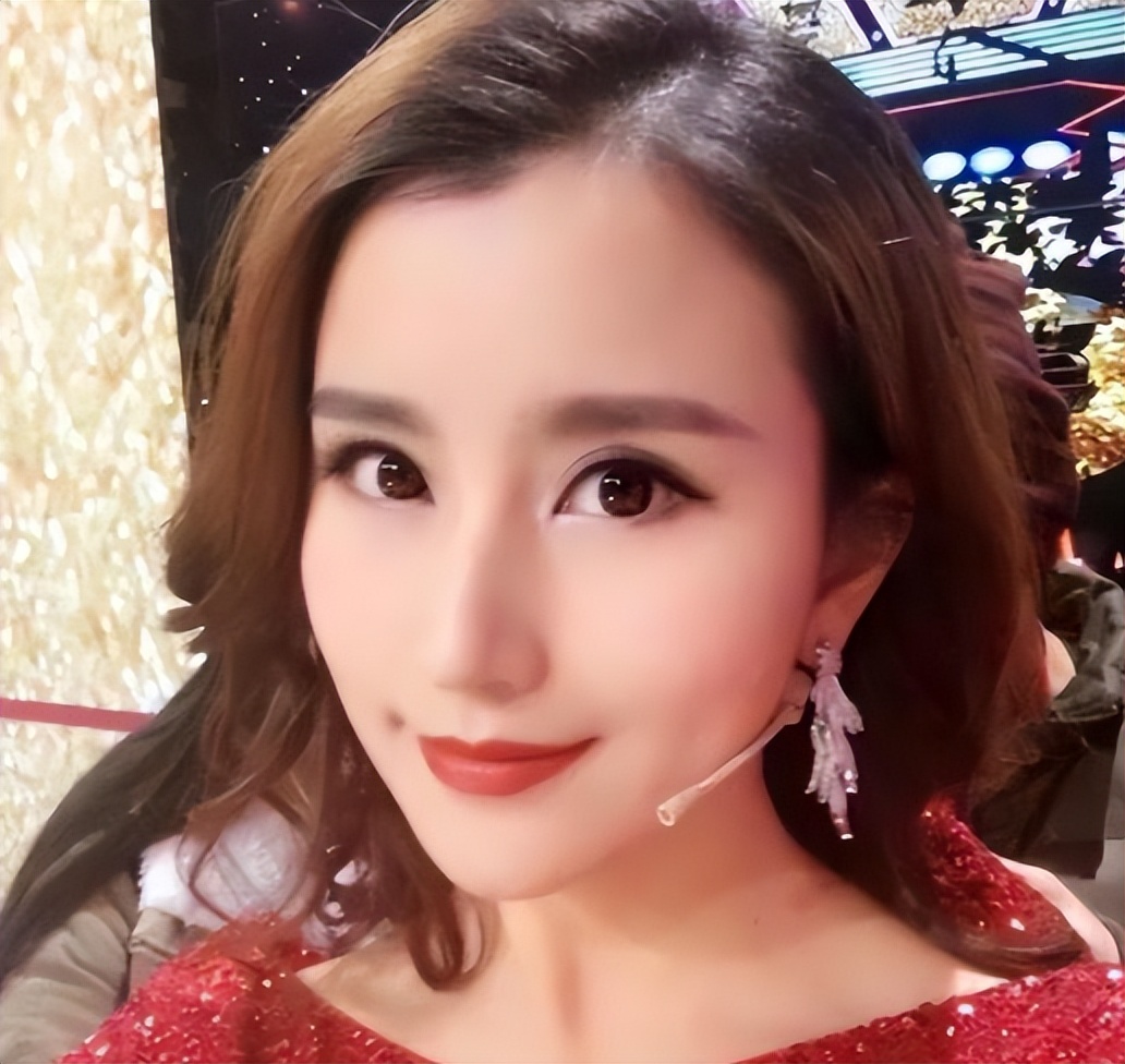 她曾是上海著名主持，和富商离婚后沦落当网红，38岁独自带娃生活