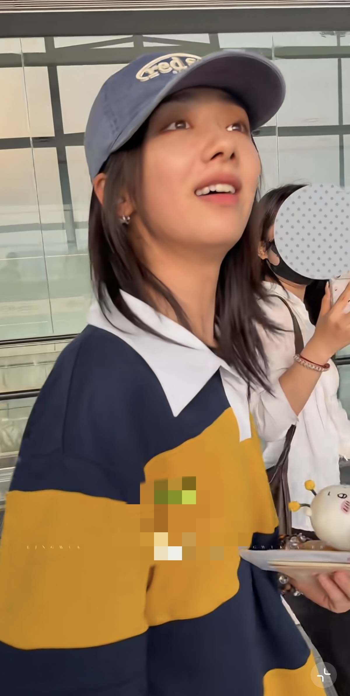 王影璐机场被偶遇到，休闲元气私服，灵动可爱少女感藏不住呀！