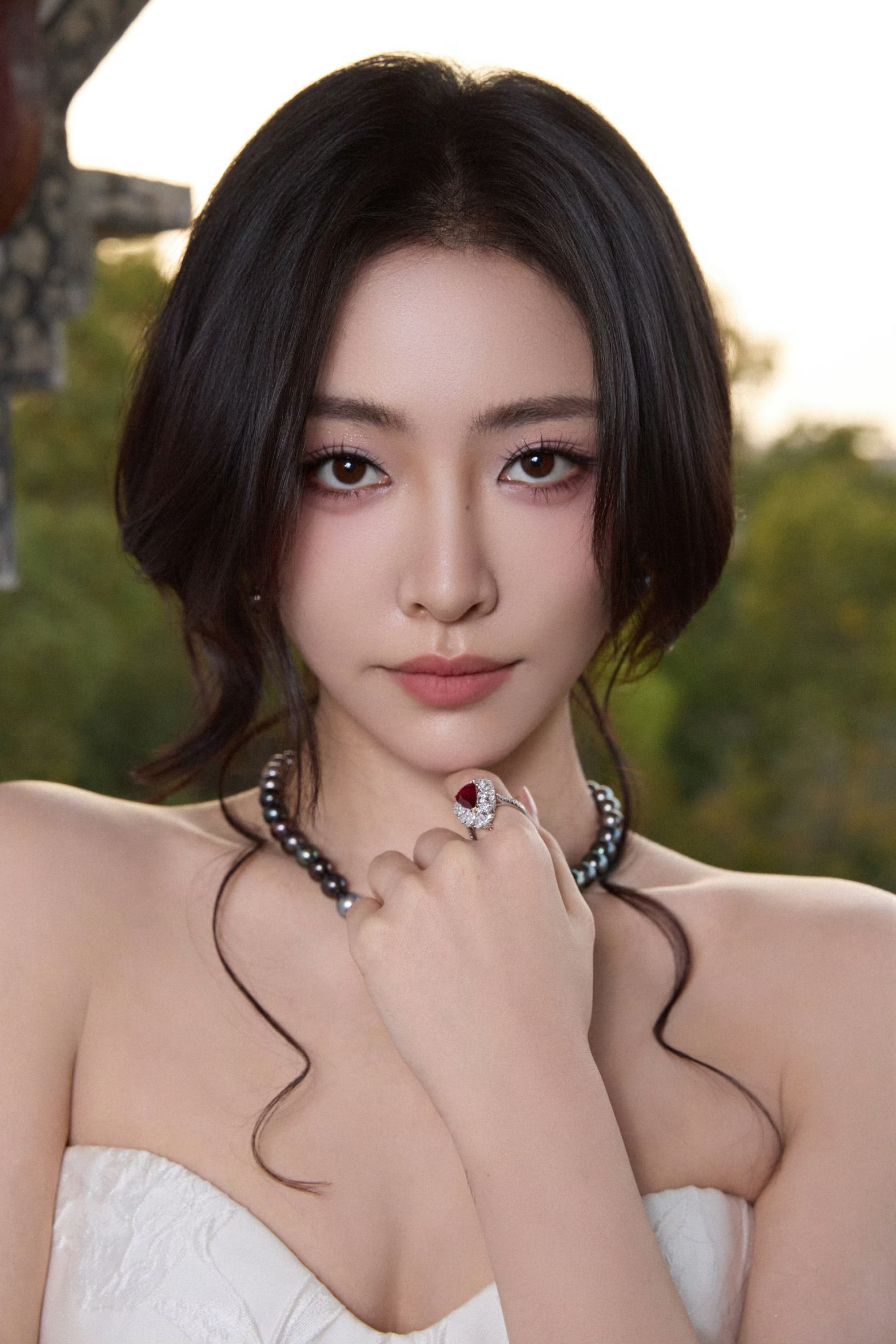 许佳琪纯白抹胸连衣裙