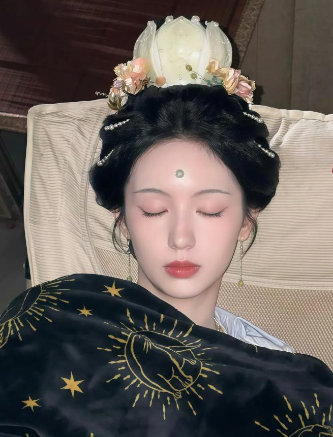 她是被李冰冰力捧的和颂太子女 凭恶女出道骨相超绝，被称最美95花
