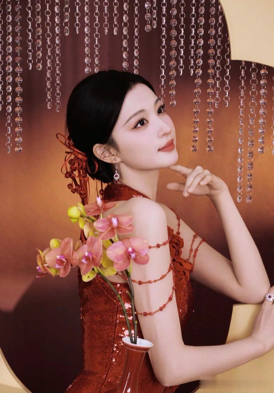 王楚然春晚造型太美了，穿红裙明艳大气，状态好的像18岁!