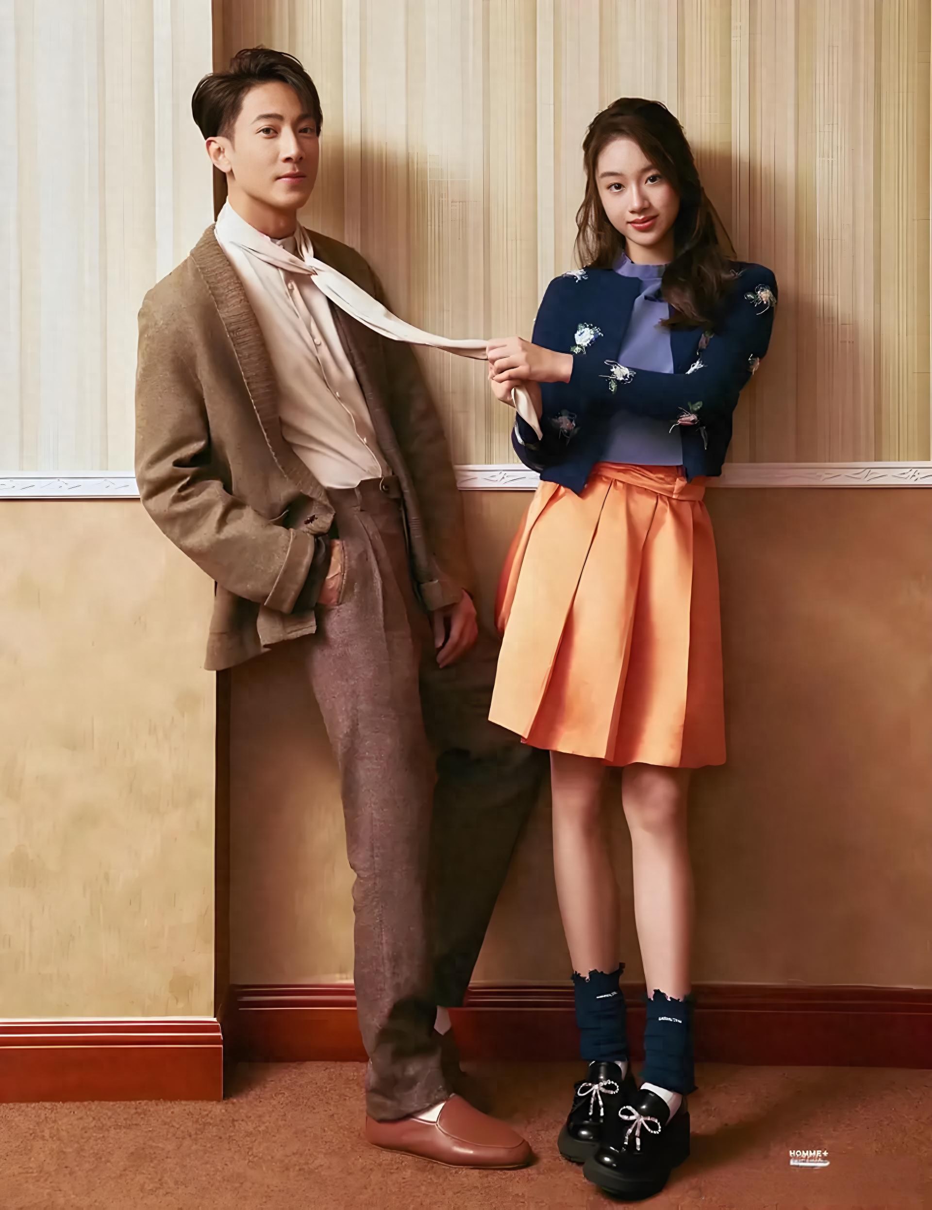 冻龄男神吴尊带15岁女儿拍杂志，动作亲昵，网友：好膈应，像情侣