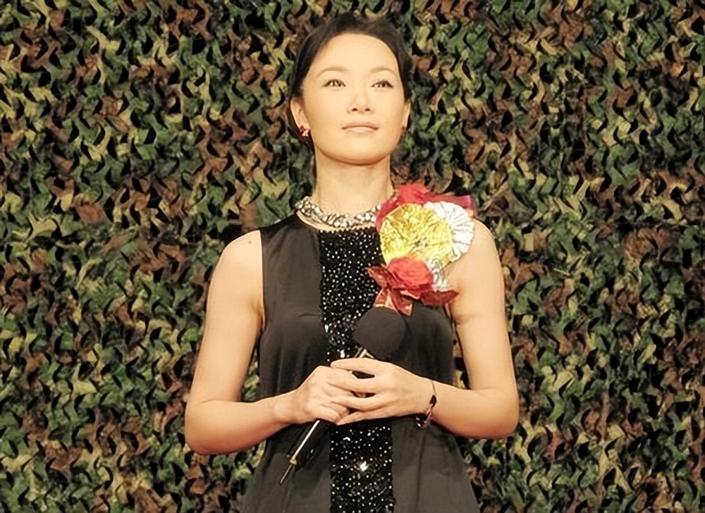 男友病逝后悲伤欲绝,54岁单身无儿无女,如今吕薇后悔了吗