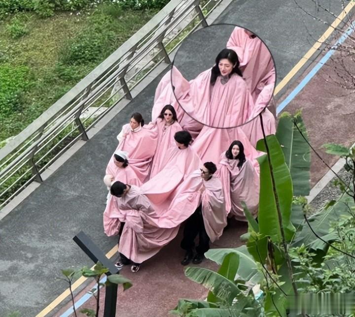 《桃花坞》新路透：方媛腿短个矮，周涛嫩成少女，贺峻霖一身高奢