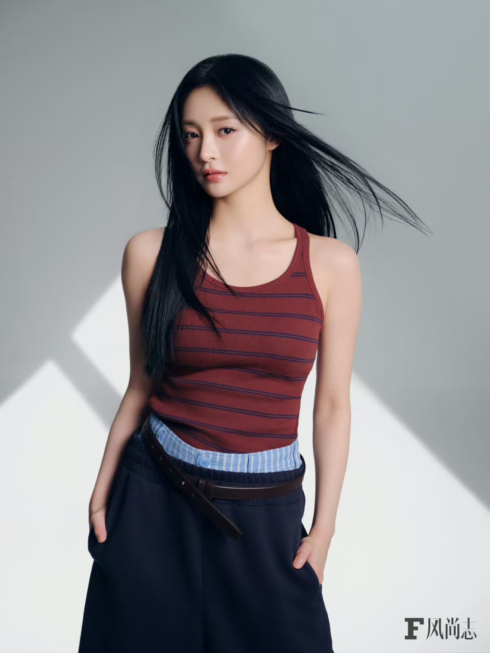 周洁琼封面大片写真，脚踩高跟美出妈咪级别