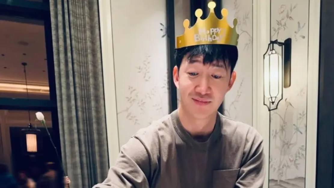 48岁王阳家中庆生，穿白T恤配牛仔裤清爽不油腻！