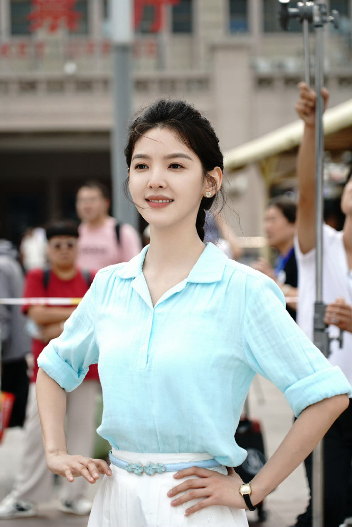 章若楠直播突然离场，五位男演员面面相觑！原来热闹都是她带的