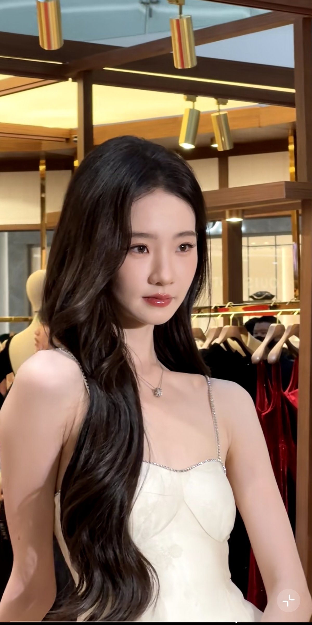 笑的好美！张艺凡现身杭州万象城，穿白裙好优雅，侧面看身材超好