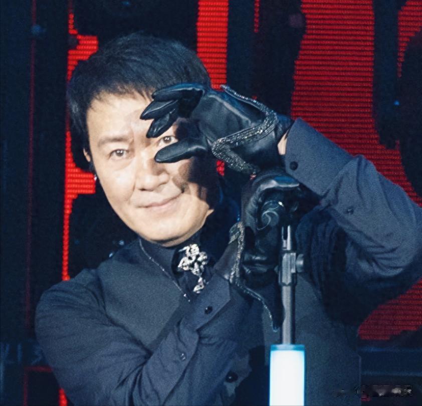 打脸了！59岁黎明酒保造型被骂惨，另一个黎明曝光后，没人敢笑