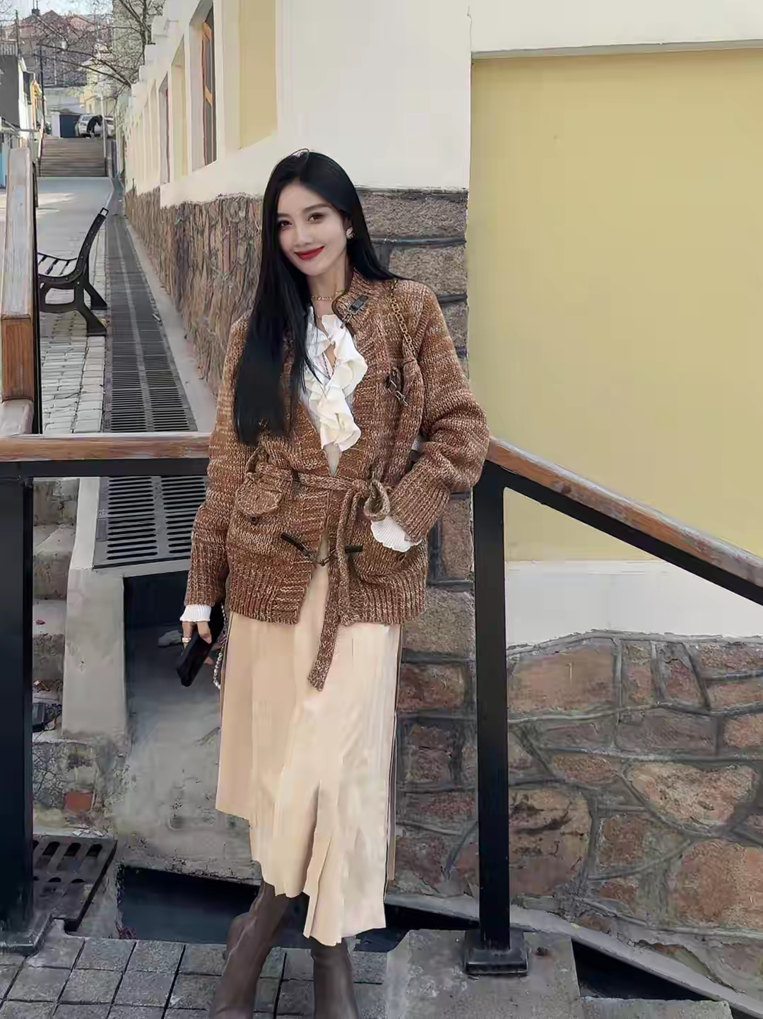 刘丹萌脚踩高跟筒靴在阳光下格外迷人，真好看