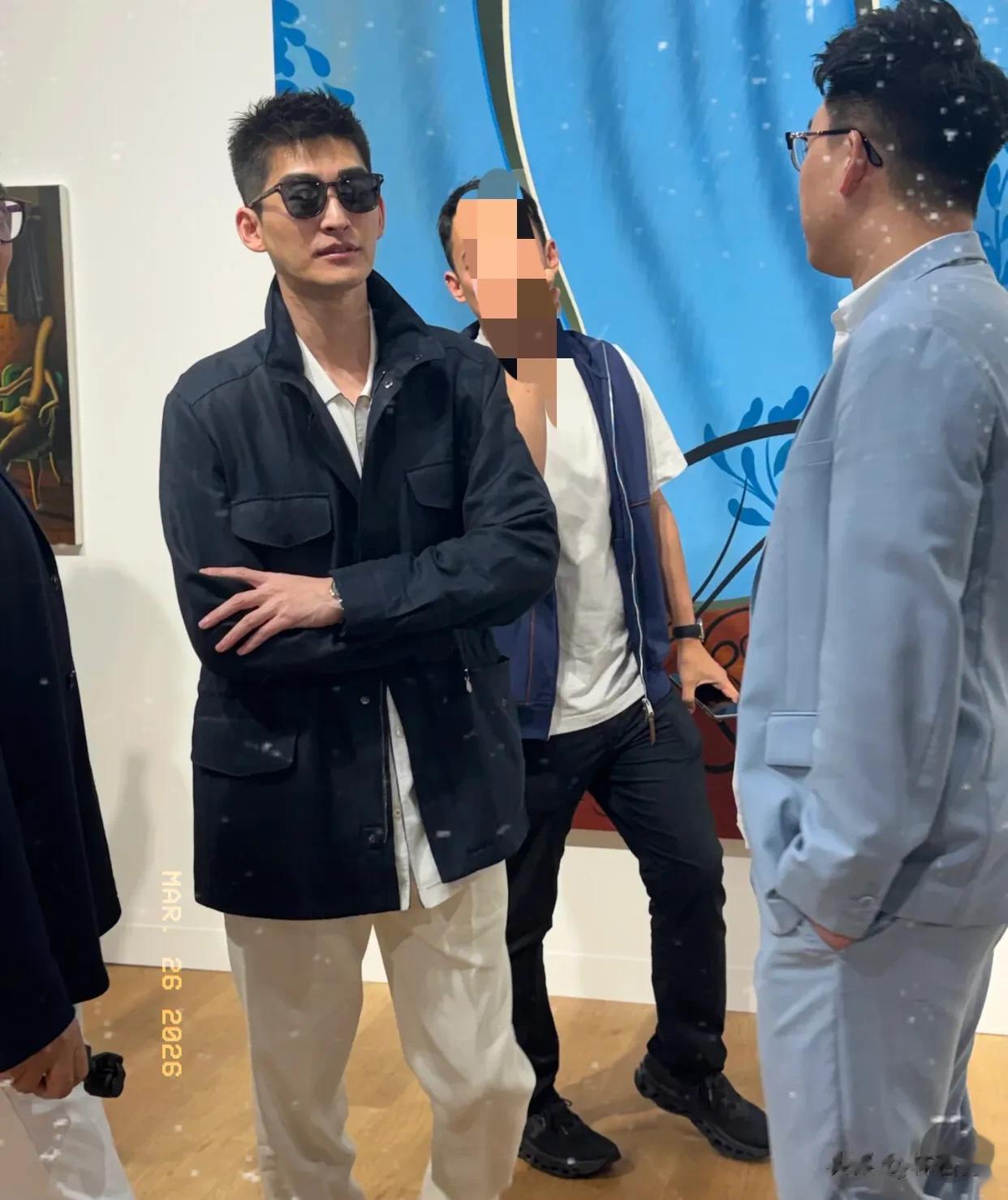 吴佩慈香港看展，穿搭时尚长腿抢镜，网友：七姐妹中过的最舒服的