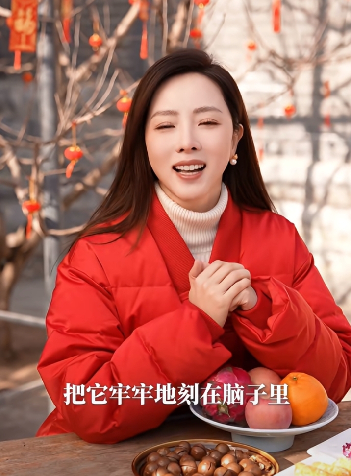 李思思分享马年避谶,红羽绒服配白高领毛衣,知性又优雅