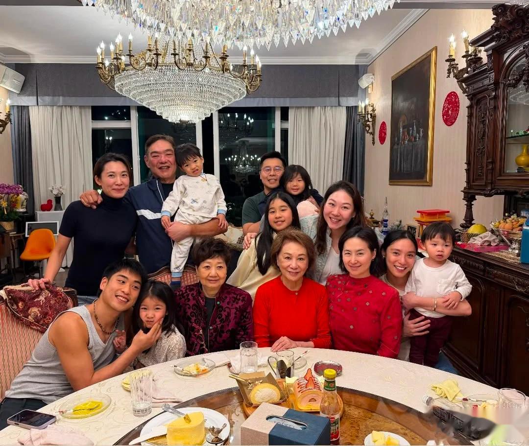 何超琼到何超盈豪宅过年！姐妹俩又搂又抱，跟6岁外甥女穿亲子装