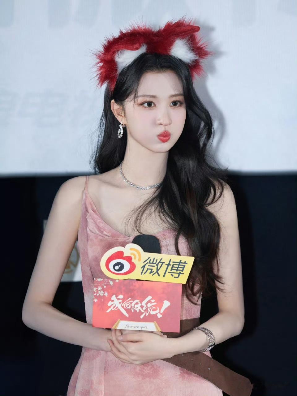红妆映月影，微语动芳心”，这画面美得像诗。