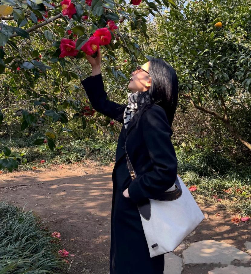 李英爱晒新照：对花轻闻好惬意，树林里跳跃拍照！