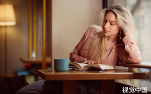 我陪儿媳去新收购的商场做美甲，店员却以我五十岁超龄为由，拒绝让我入内