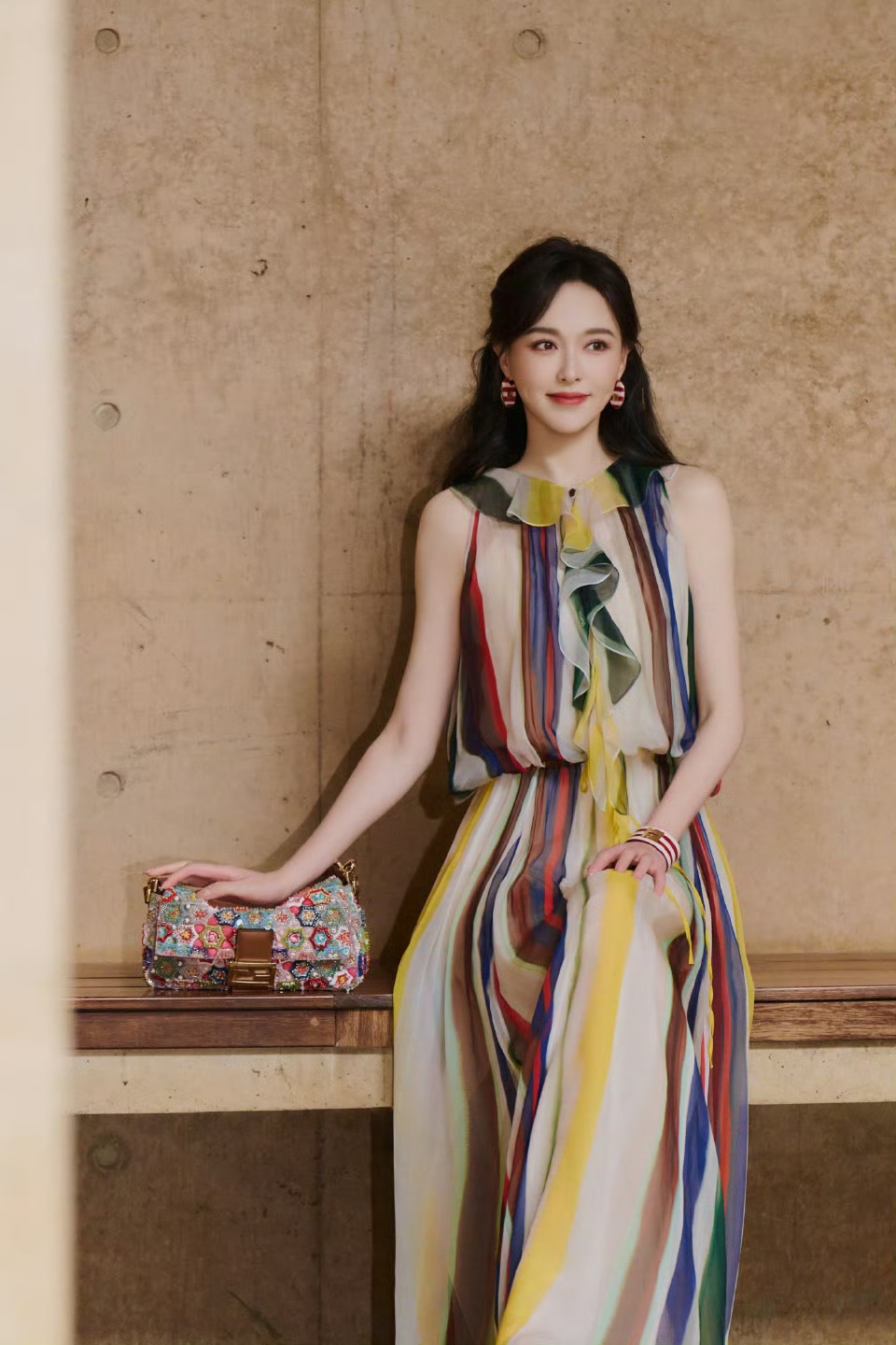 唐嫣景德镇出席活动，一袭彩色薄纱裙亮相好美，现场欢呼声好高呀