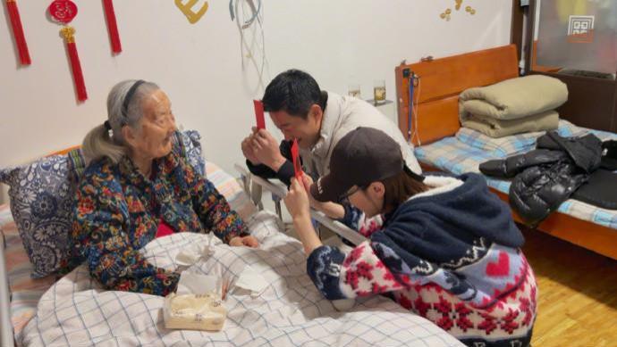 吴京给谢楠103岁奶奶庆生，网友：真好，52岁还能收到压岁钱