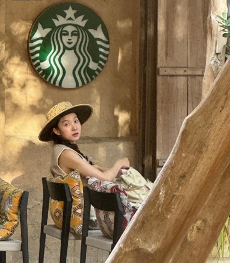 马龙一家总统府游玩被拍！追着老婆喊“露露”，用丝巾当抹胸超美