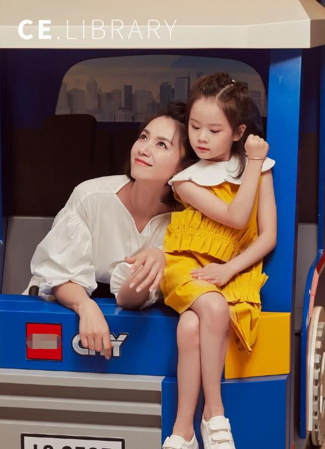 离开陈思诚后,她闪婚外国富豪7个月就离婚,如今单身带娃很潇洒