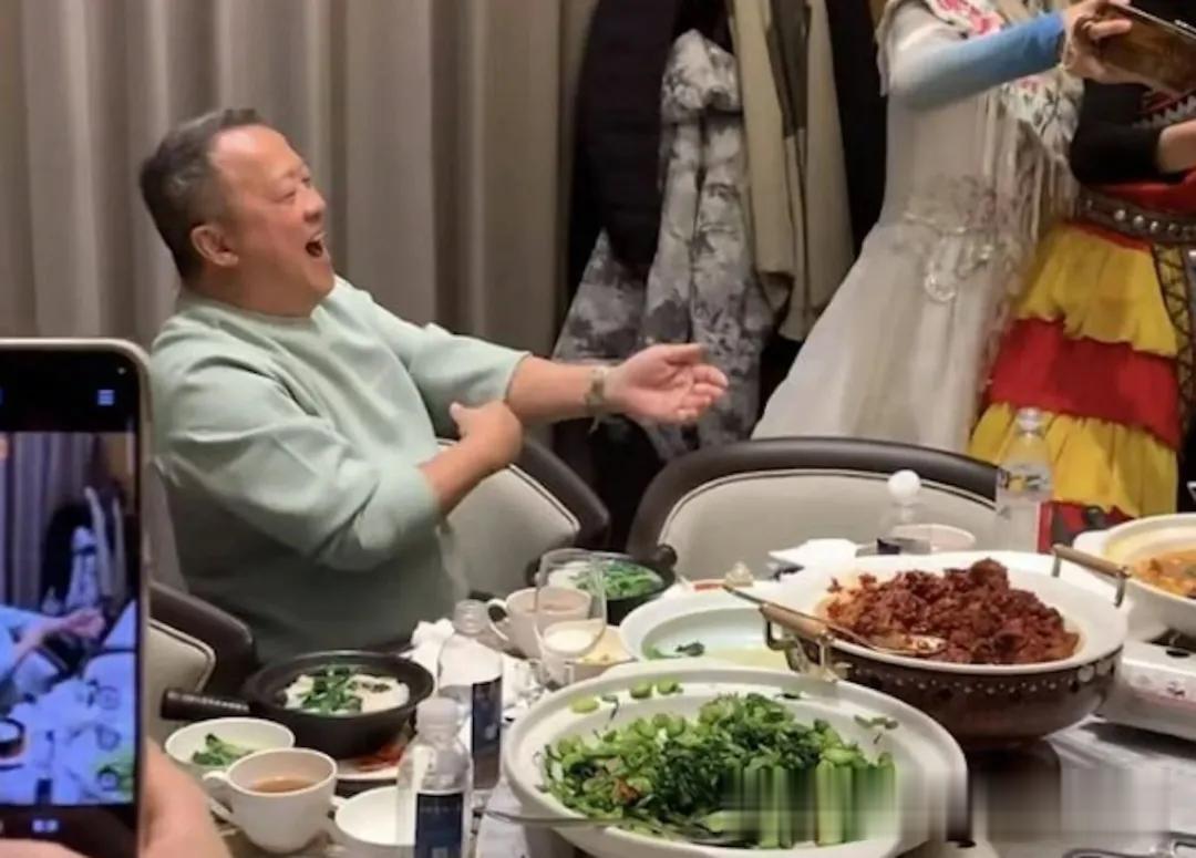 曾志偉卸任一身輕！與兄弟包廂盡情狂歡，與辣妹熱情互動相流出