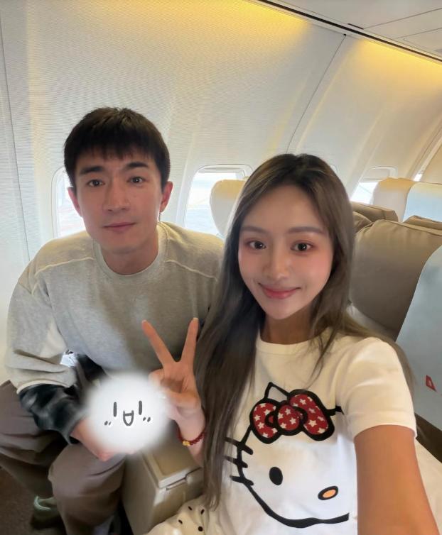 林更新坐飞机出游被偶遇，他现实中真人很帅气，皮肤很好