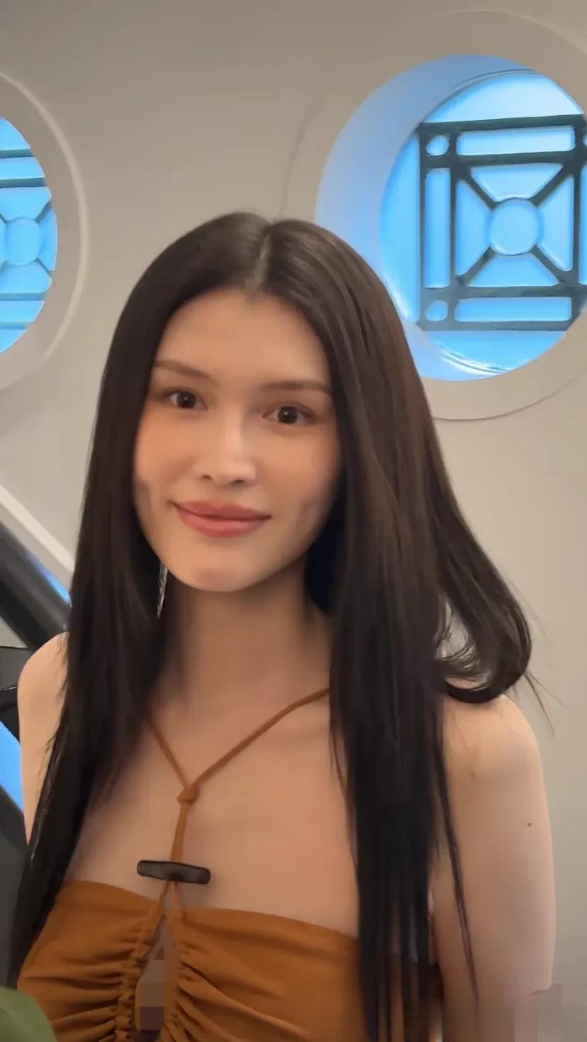 网友晒何穗活动路透图，她个子高皮肤很白，但是很男人相颜值一般