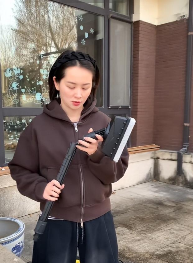 邓莎离婚后晒北京别墅！亲自动手修剪扒土打扫院子，活得潇洒自在