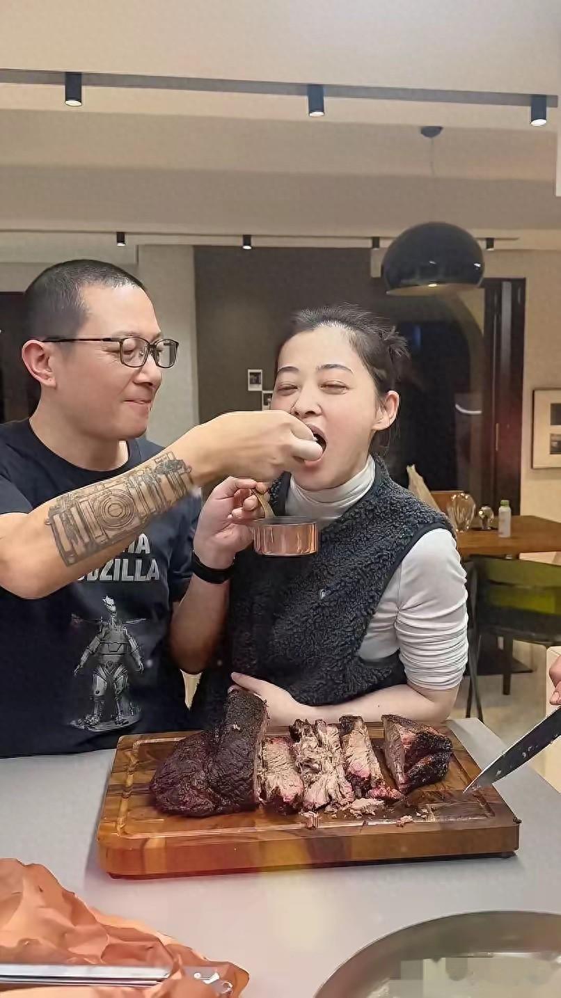 二婚的梅婷真幸福啊！别看老公纹着大花臂，生活里却格外贴心