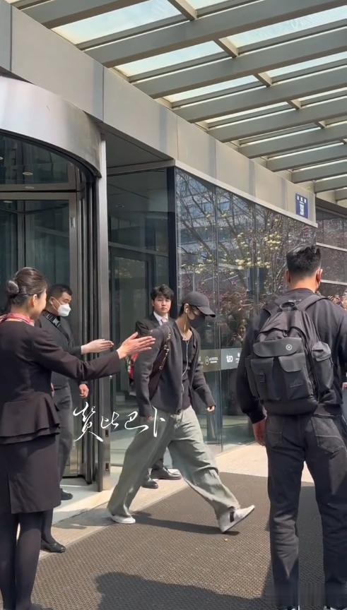 肖战青岛被偶遇，穿着清凉身材消瘦，遇见粉丝低头躲避败好感