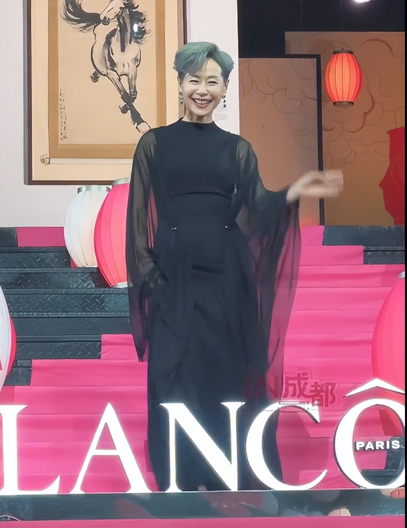 成都这一夜，王玉雯真空，佘诗曼穿深V，却被虎背熊腰的小咖抢镜