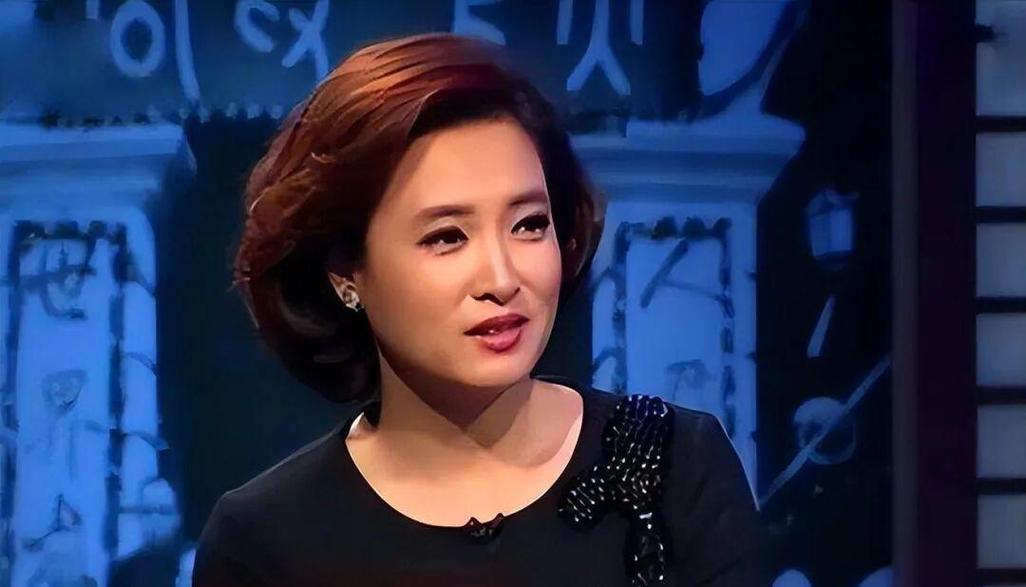 爷奶都是导演，父亲是央视摄影，因“意外”进央视，现仍是台柱子