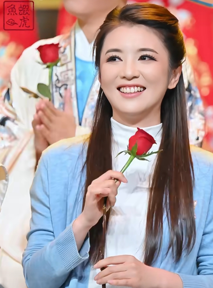 被李云霄的笑容治愈了，蓝衫长发，玫瑰配搭尽显甜妹气质