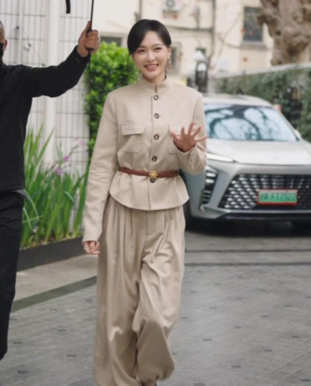 唐嫣亮相上海时装周卡其色新中式套装美出新高度