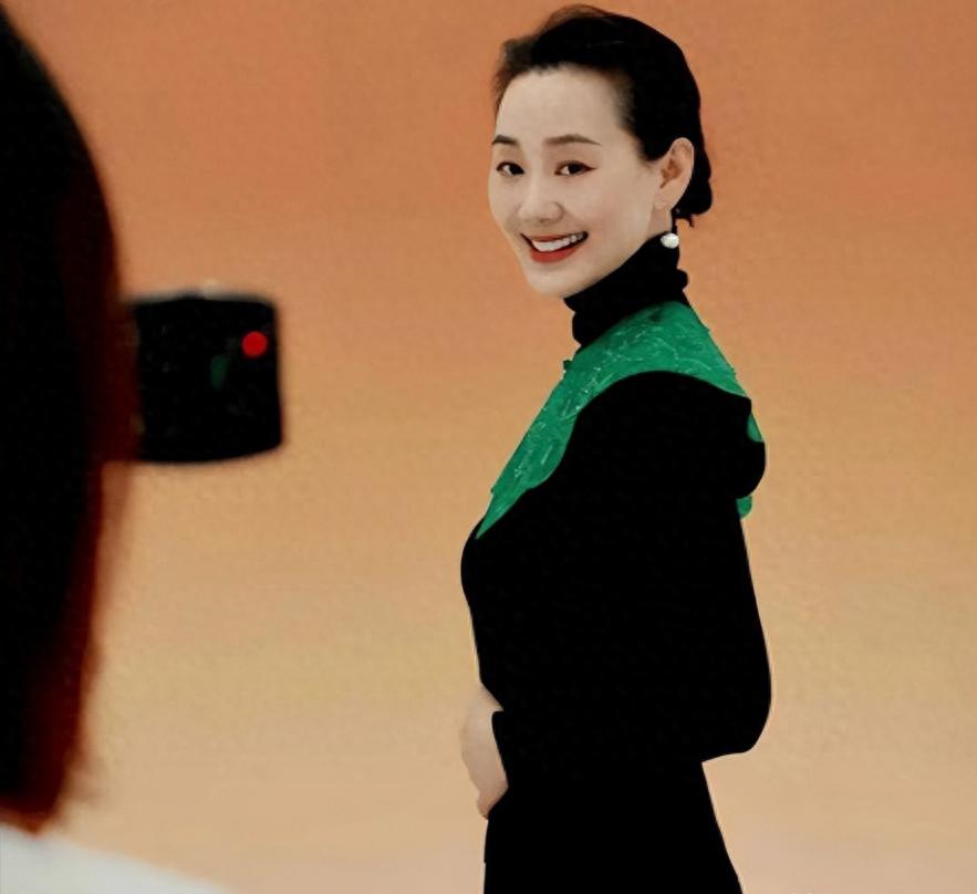 她是最好命豪门阔太，仅拍一部戏就结婚隐退，被演员老公宠爱30年