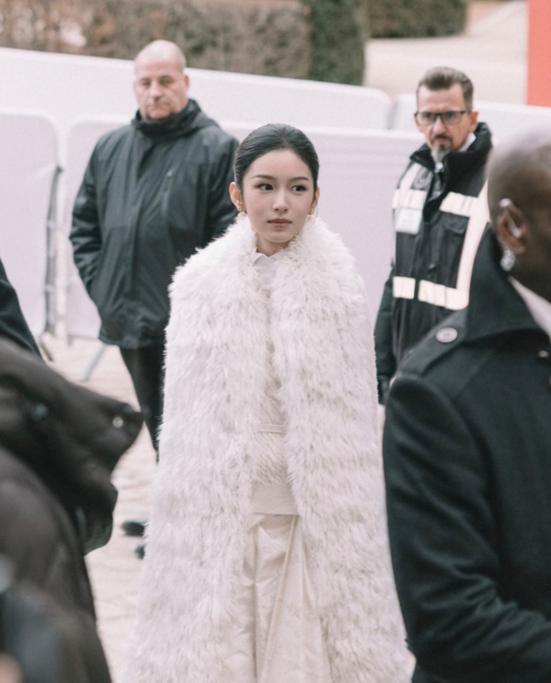 周也和家人西班牙吃火锅被偶遇，一家四口都是高颜值，画面很温馨