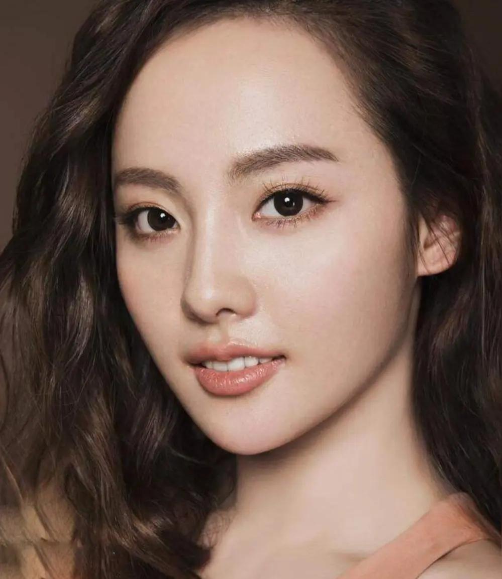 张嘉倪8年未办婚礼，生两子离婚拿八位数抚养费，活成大女主！