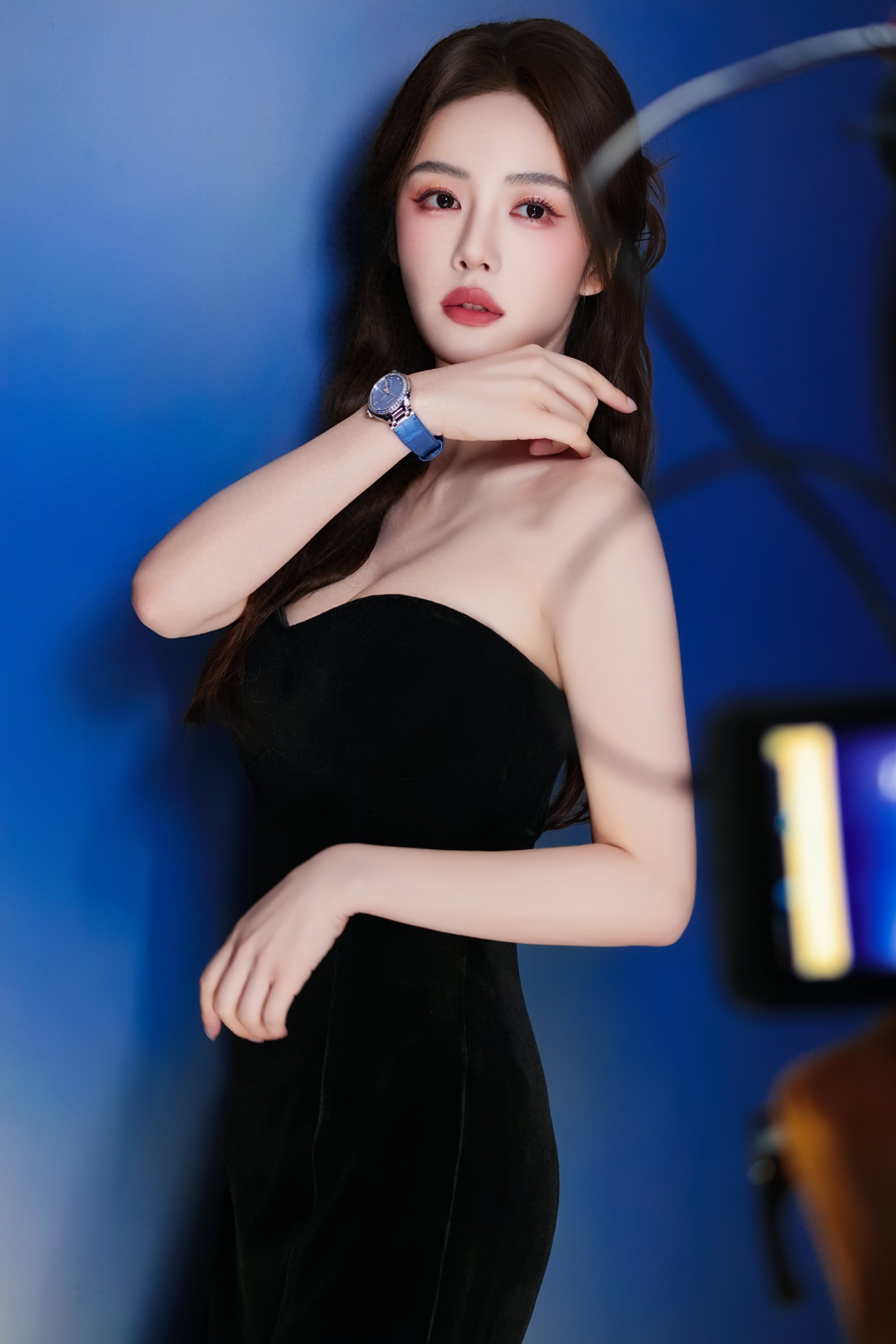 蔡文静 黑裙裹身，一眼勾魂。不动声色，便摄人心魄。 ???