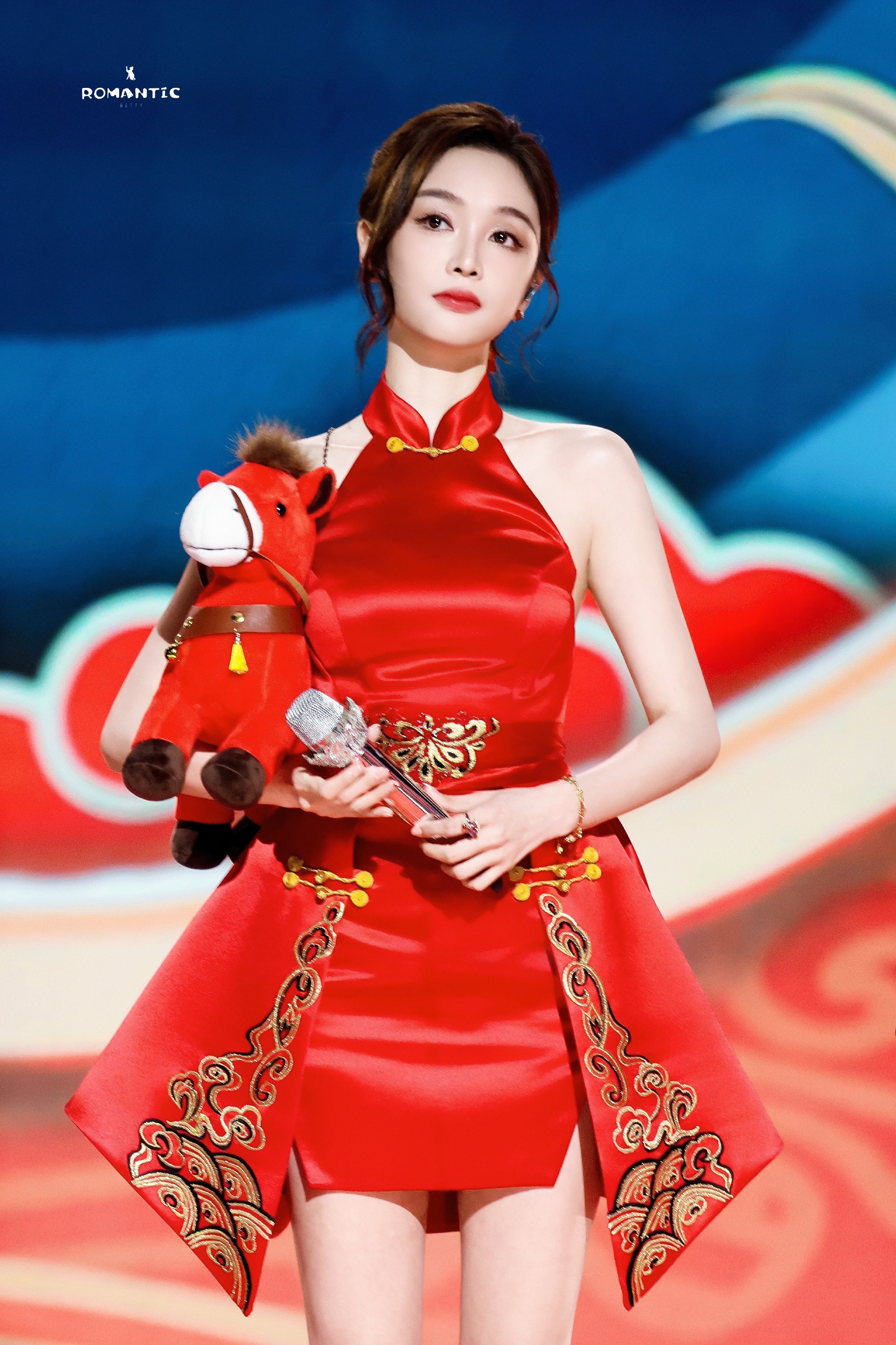 吴宣仪 海南春晚美照 大长腿还是最吸睛