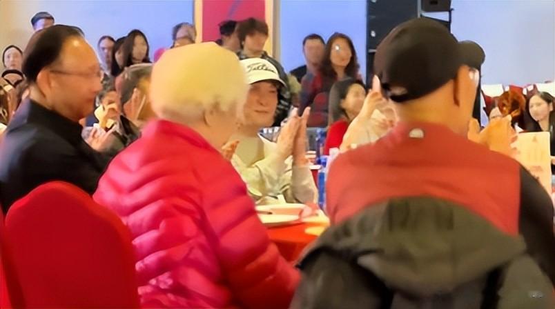 王鸥王仁君拜访曹翠芬，81岁没子女住北京，女演员跷二郎腿引热议