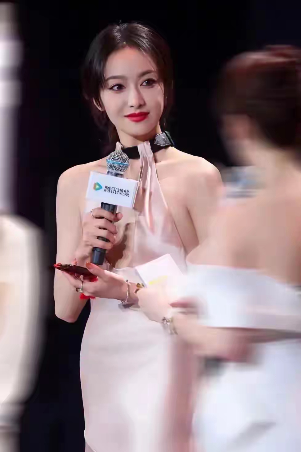 宋茜一袭粉色挂脖深v绸缎连衣裙，“好美好酥”