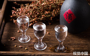 农民工娶煤老板有身孕千金，定亲宴上收3瓶茅台，女儿却疯狂暗示：快跑，别碰酒！