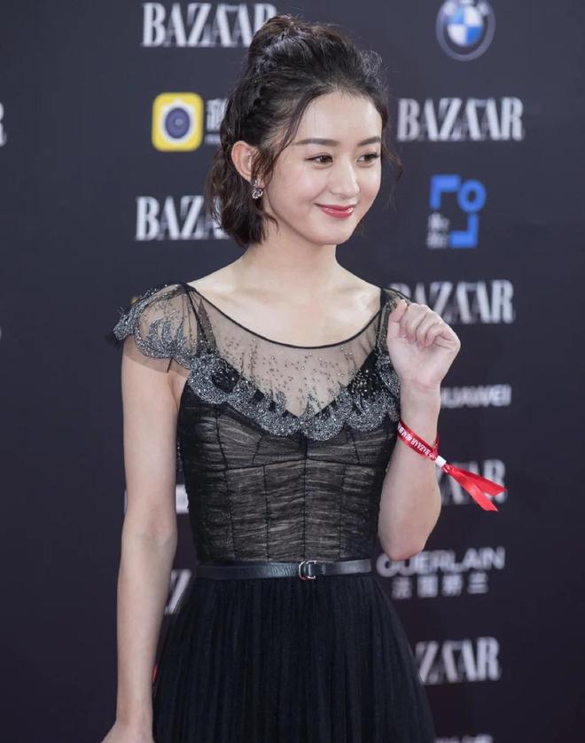 杨紫罗马秀翻车！红发粉裙又土又显老