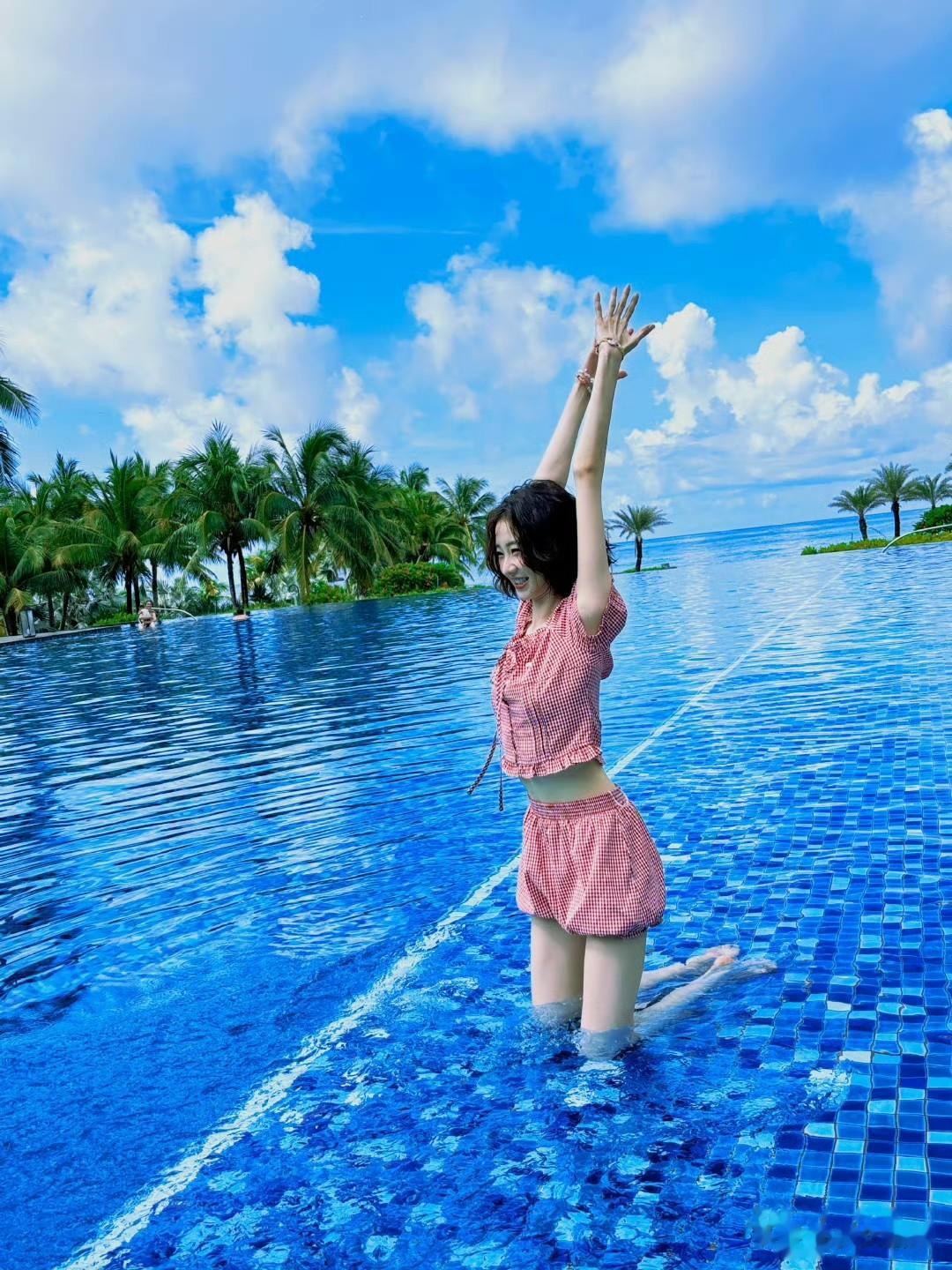 张艺凡泳池，光脚丫美腿，玫瑰色彩甜美怡人。