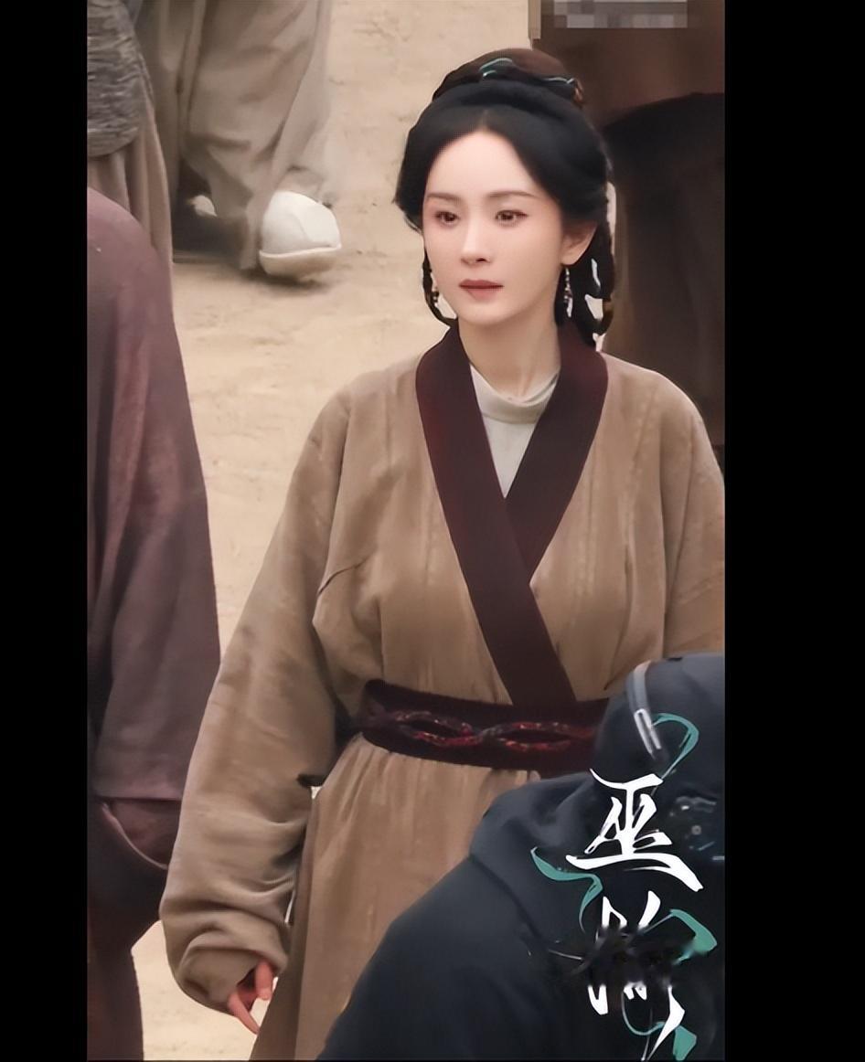 杨幂着素色襦裙亮相，长发盘起，角色很入戏！