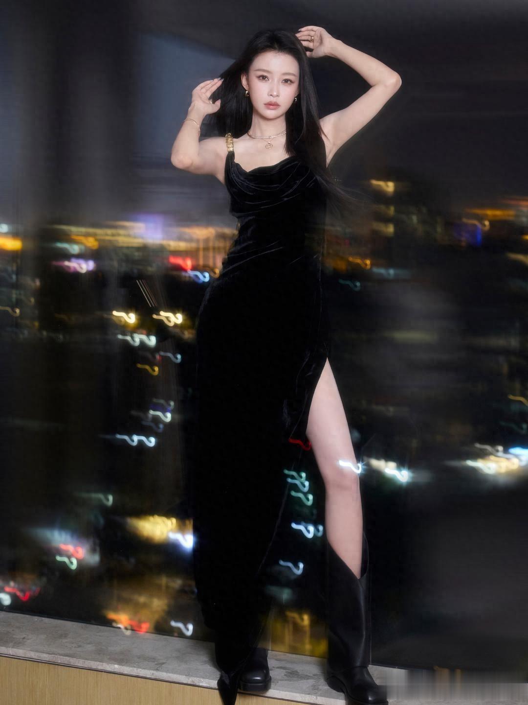 孙怡全新穿搭写真，黑裙如砚，率性不羁。