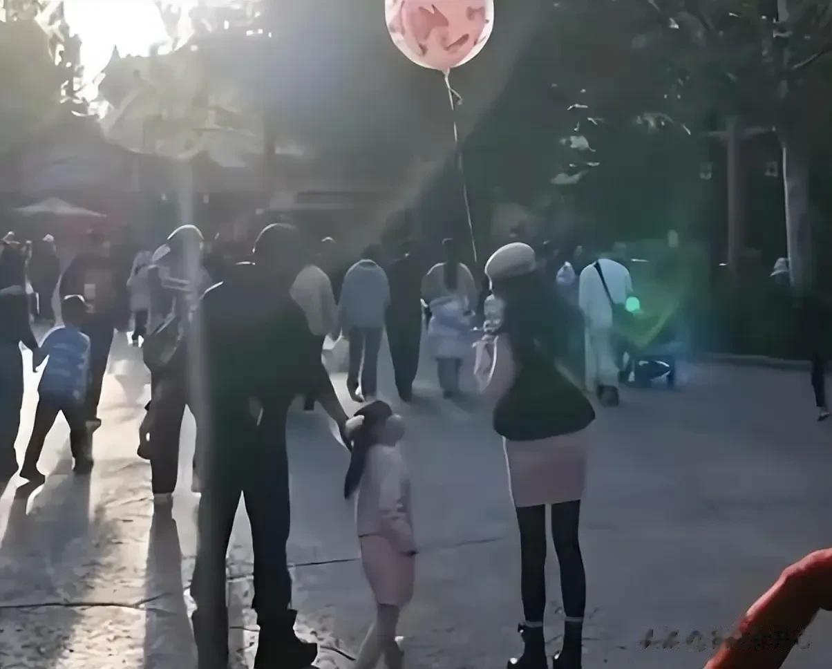 唐嫣罗晋女儿终于出镜了！身材又高又瘦和妈妈好像，被保护的真好